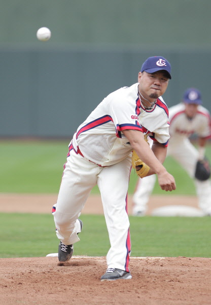 선발 출장한 송승준선수의 역투모습